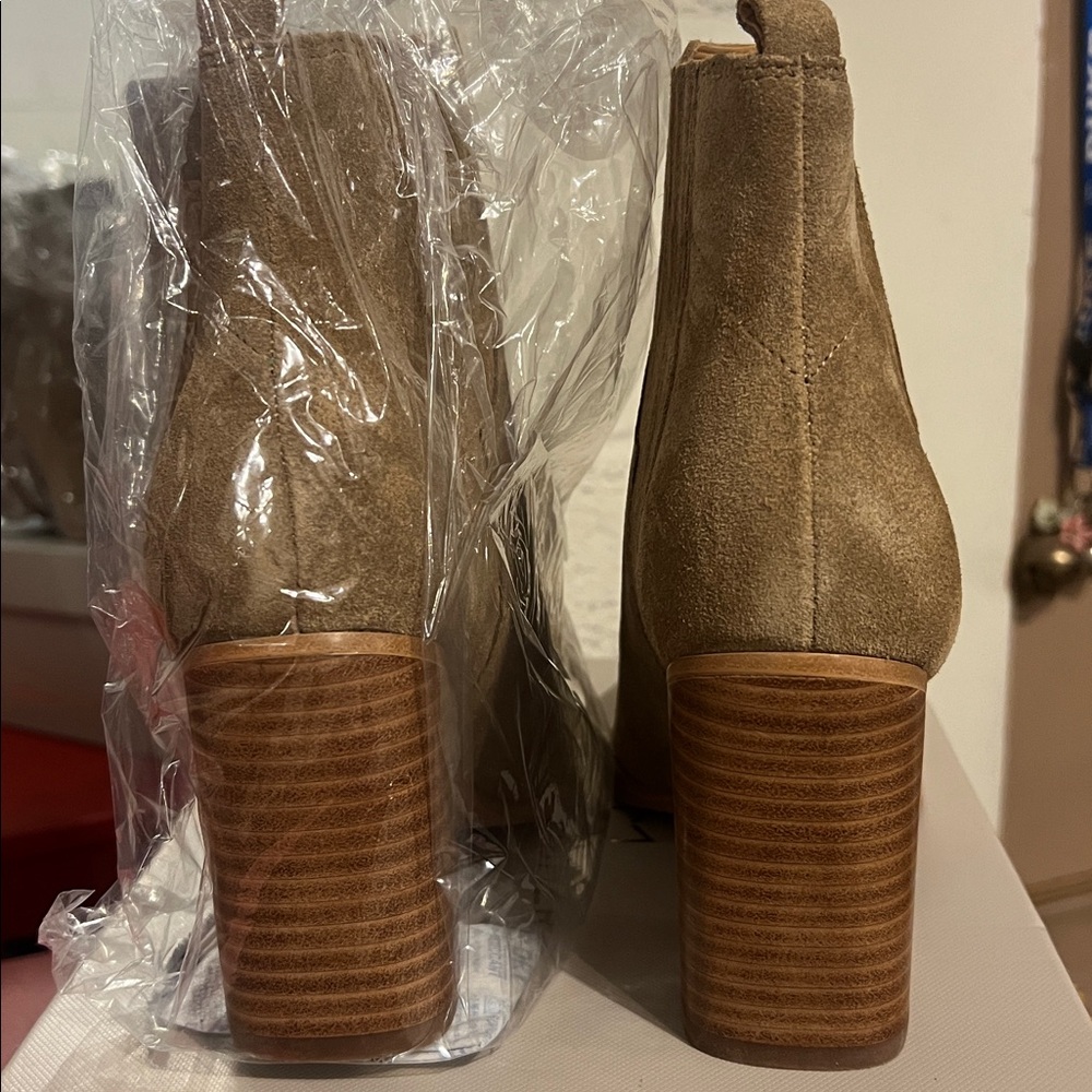NIB Marc Fisher OSHAY Tan Suede Ankle Boots - Picture 4 of 7